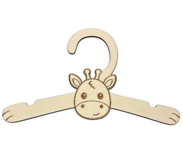 Kinder-Kleiderbügel aus Holz mit gelasertem Giraffenmotiv