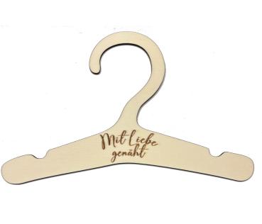 Kleiderbügel aus Holz mit gelasertem Schriftzug Mit Liebe genäht