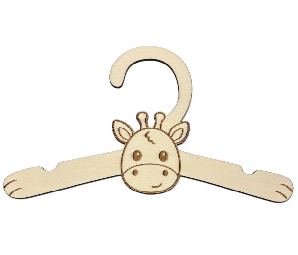Kinder-Kleiderbügel aus Holz mit gelasertem Giraffenmotiv