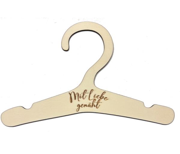 Kleiderbügel aus Holz mit gelasertem Schriftzug Mit Liebe genäht