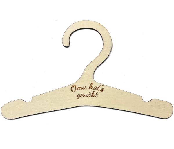 Kleiderbügel aus Holz mit gelasertem Schriftzug Oma hat’s genäht