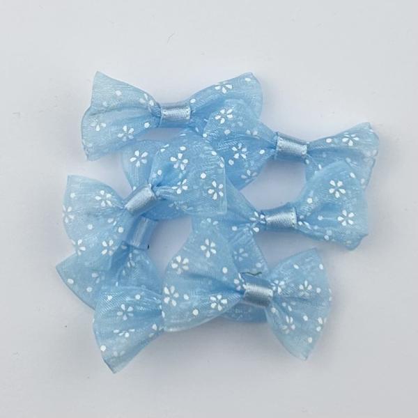 Zierschleife hellblau mit Blümchen 40mm